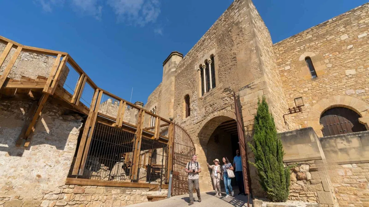 Visita a les passarel·les de la muralla del castell de la Suda